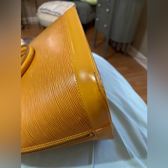 Vuitton Yellow Epi Leather Alma Bag - Picture 9 of 17